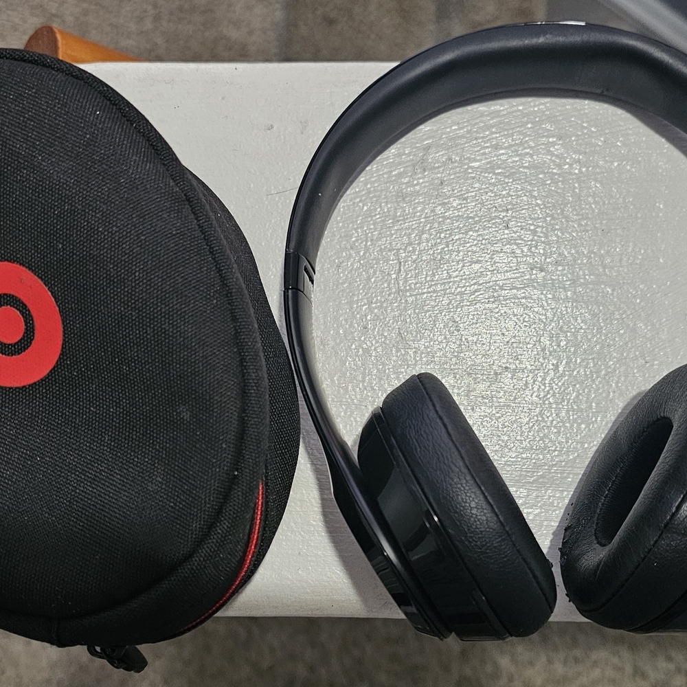 Beats Black Wireless Headphones with Case